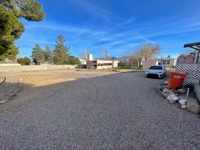 Shady fenced lot on paved road in town with Laundry. Close to Dining n Shopping.
50 amp. All hookups. Good neighbors. Wi Fi — RV parking in Kingman, Arizona