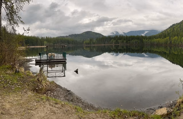 Rosebud Lake & Mountain Views — RV parking in Nelway, British Columbia
